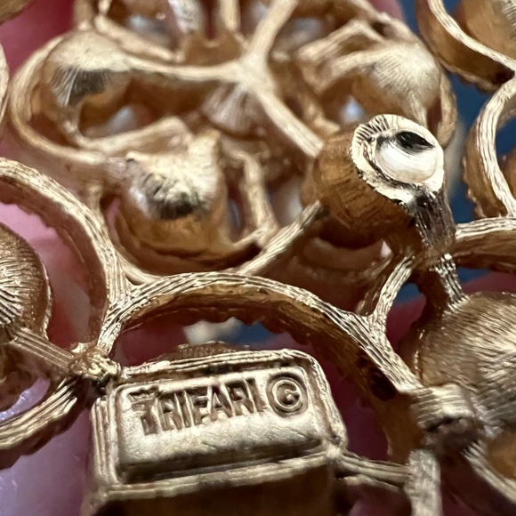 Vtg Crown Trifari Demi Parure Pearls Gold Tone Snowflake necklace and Brooch set - Picture 9 of 9